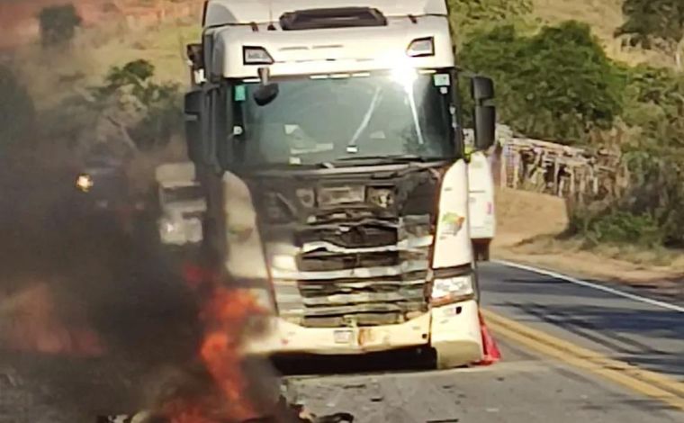 Motociclista morre carbonizado após bater de frente com carreta na BR-259, em MG