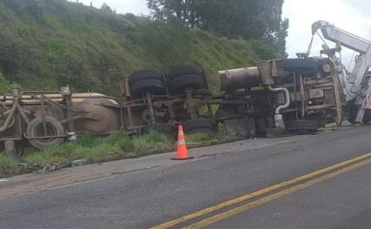 Jovem de 22 anos morre em acidente com caminhão com cimento na rodovia MG-290