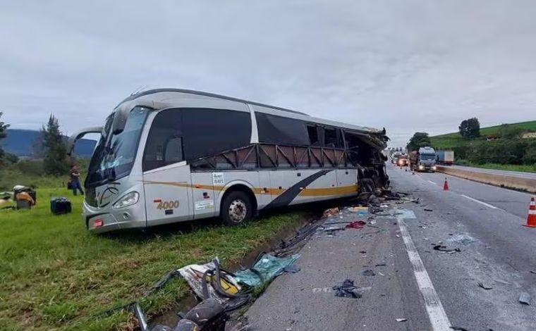 BR 251: Ônibus tomba, mata dois passageiros e deixa 41 feridos