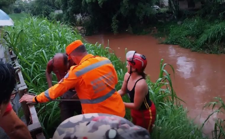 Bombeiros resgatam homem que caiu em rio durante tempestade no interior de Minas