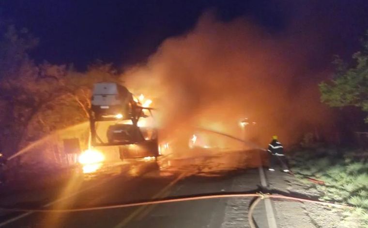 Vídeo: Caminhão-cegonha carregado com 11 veículos novos pega fogo na rodovia MGC-122