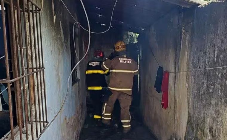 Casa pega fogo e bombeiros encontram corpo carbonizado entre os escombros em BH