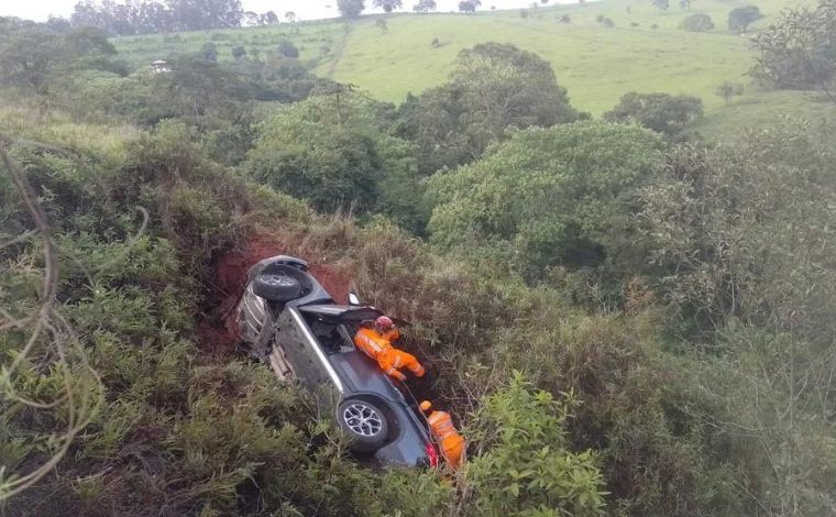 Motorista capota carro na MG-179 e aciona resgate após ficar preso com família dentro de veículo