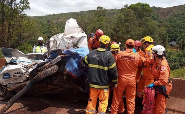 Vídeo: Cinco pessoas morrem em engavetamento envolvendo 12 veículos na BR-381, na Grande BH