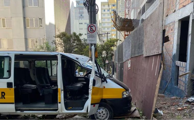 Vídeo: Van escolar cai em ribanceira e atinge muro de obra no bairro Sion em BH