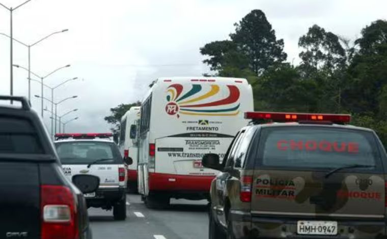 Acidente com carreta causa lentidão na BR-040 em Sete Lagoas