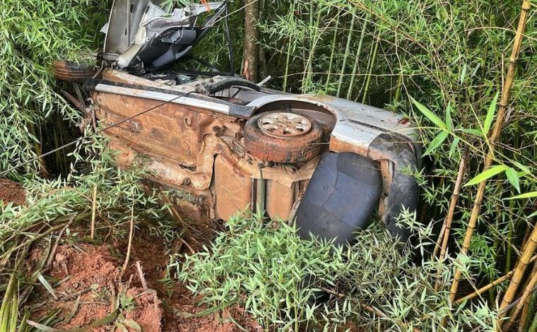 Duas pessoas morrem em acidente entre carros e caminhão na BR-265, em MG