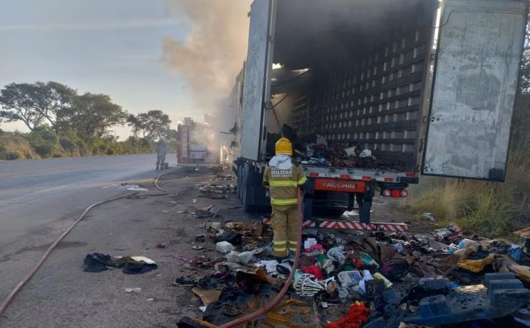 Carreta dos Correios pega fogo e deixa carga destruída na BR-251, em MG