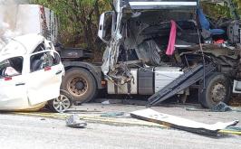 Motorista morre após carro ficar prensado entre duas carretas em rodovia mineira 