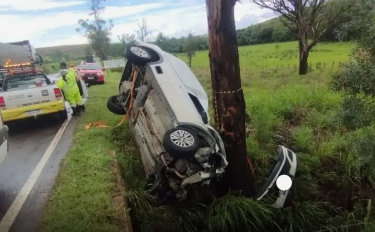 Motorista tem mão presa em porta após veículo capotar e bater em árvore na BR-040