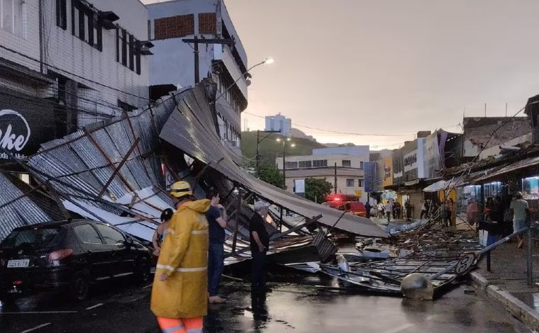 Telhado de loja é arrancado durante vendaval no interior de Minas Gerais 