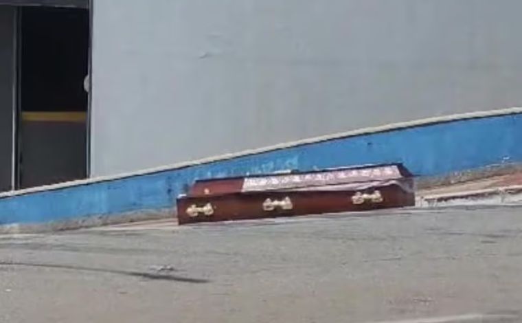 Vídeo: caixão cai de carro funerário em via pública na Grande BH