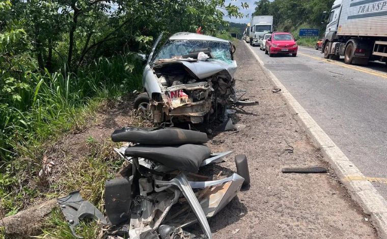 Duas pessoas morrem após motorista invadir contramão e bater de frente com carro na BR-381; em MG