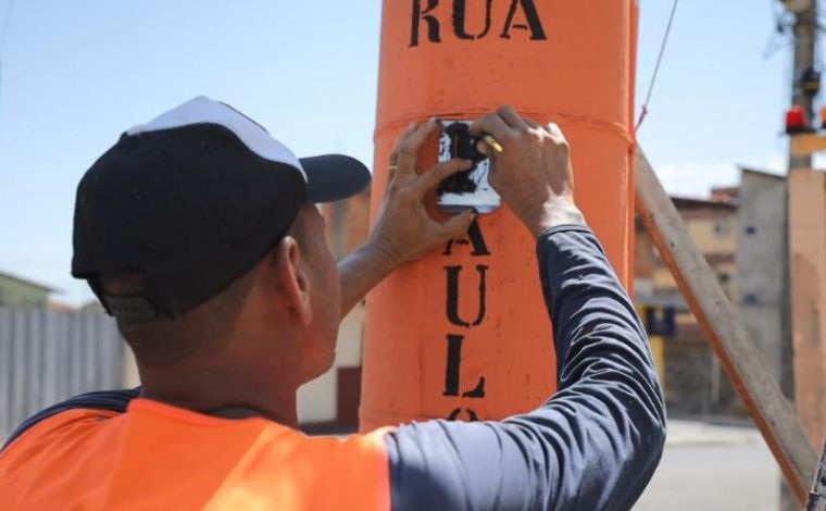 Codesel inicia trabalho de pintura de postes com identificação de ruas em Sete Lagoas