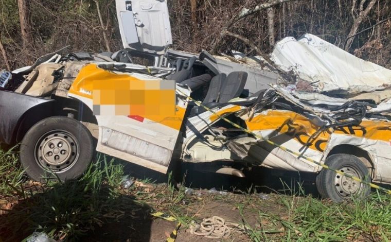 Um morre e três ficam feridos em batida entre caminhonete e caminhão na  BR-262, Triângulo Mineiro