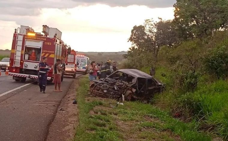 Motorista morre ao bater carro em carreta carregada com cerveja na BR-365, em Minas