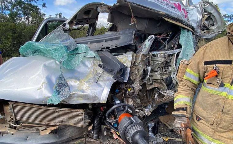 Van e ônibus batem de frente na BR-251 e dois morrem, em Minas - Estradas