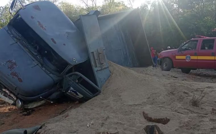 Motorista com sinais de embriaguez fica preso às ferragens após colisão  frontal 