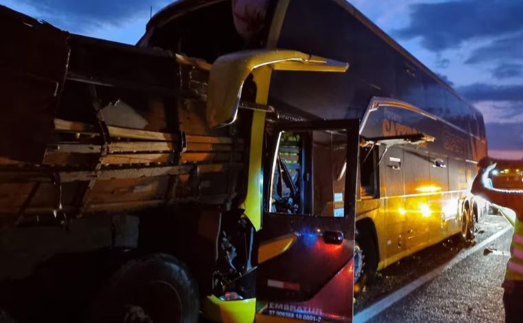 Acidente entre ônibus e caminhão deixa dois mortos na BR-050, em Minas 