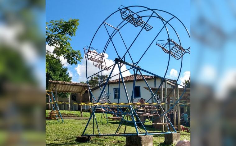 Mulher morre após cair de roda gigante em restaurante no interior de Minas 