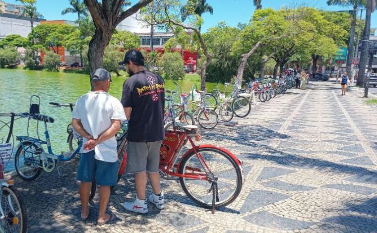 CAT-JK de Sete Lagoas recebe feira de artesanato de Natal e exposição de bicicletas antigas