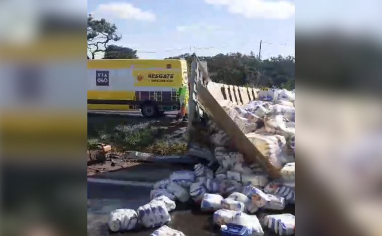 Vídeo: Caminhão tomba e deixa dois feridos na BR-040 em Sete Lagoas
