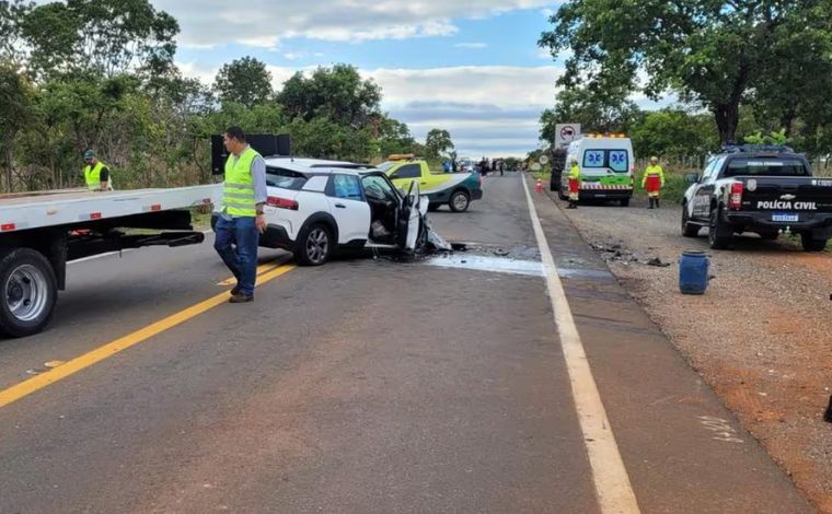 Irmãs morrem após carro bater em traseira de carreta na rodovia LMG-754, em Curvelo