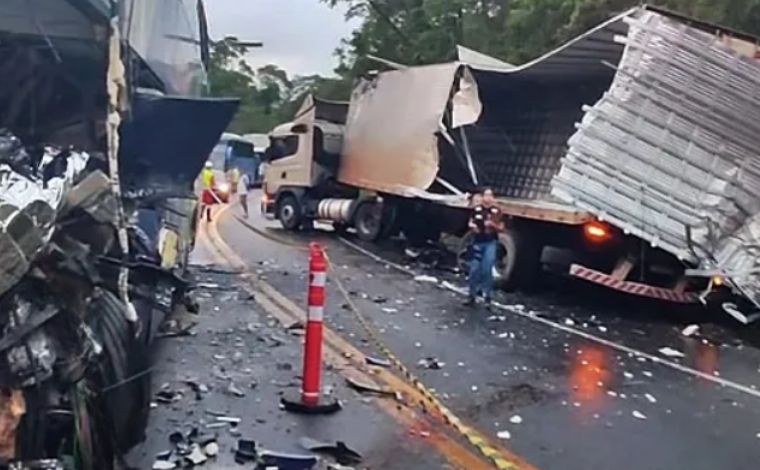 Acidente entre ônibus e carreta deixa um morto e oito feridos na BR-116, em MG