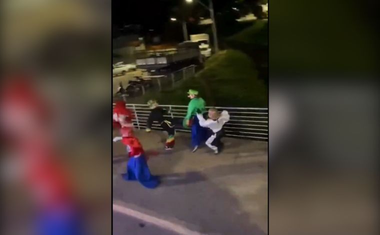 Vídeo: integrantes de duas ‘carretas furacão’ entram em briga generalizada no interior de Minas