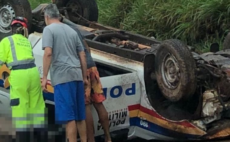 Policial militar morre após viatura capotar na rodovia Fernão Dias, em MG