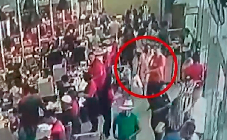 Vídeo mostra momento em que suspeito entra em supermercado, mata a mulher e se mata em seguida