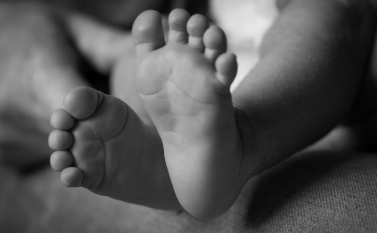 Bebê é encontrado morto pela mãe dentro de berço em Minas Gerais
