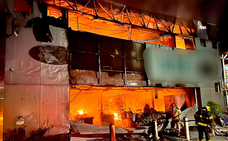 Incêndio destrói mercadorias e estrutura de supermercado em Cachoeira da Prata