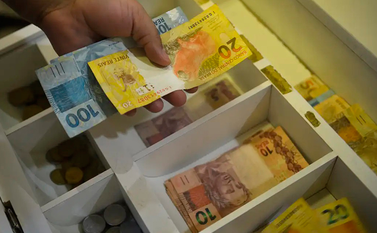 Salário mínimo de R$ 1.412 entra em vigor nesta segunda-feira