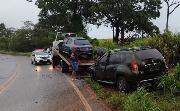 Menino de 7 anos morre após colisão frontal entre dois carros na rodovia MG-060