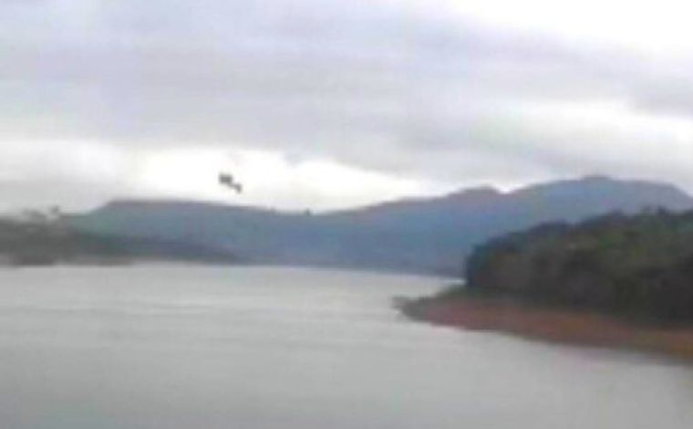 Vídeo: Helicóptero com quatro pessoas cai em Capitólio, no Sul de Minas