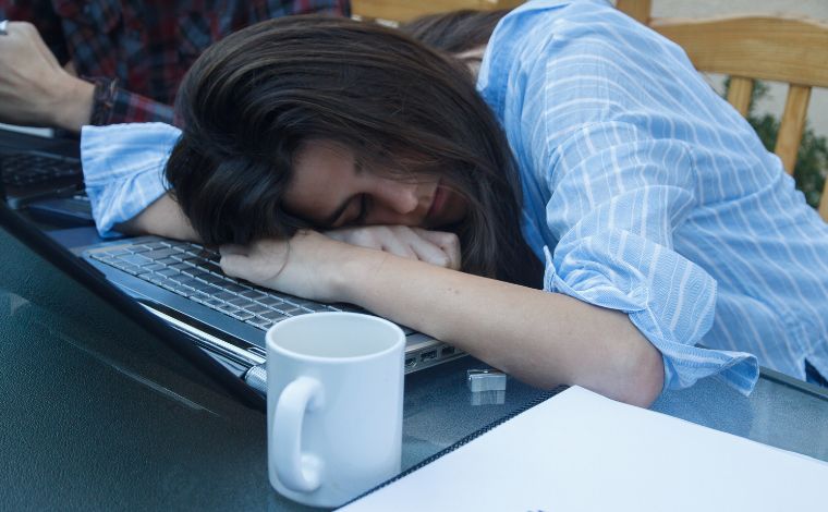 Conheça síndrome que provoca sono involuntário durante o trabalho e outras atividades
