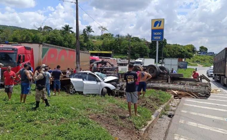 Uma pessoa morre e três ficam feridas em grave acidente na BR-381, na Grande BH