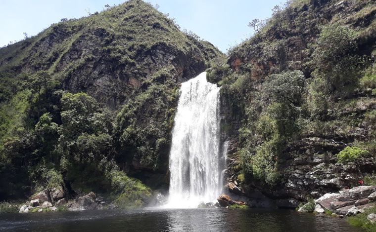 Cabeça d’água deixa mais de 15 pessoas ilhadas em cachoeira na Serra do Cipó