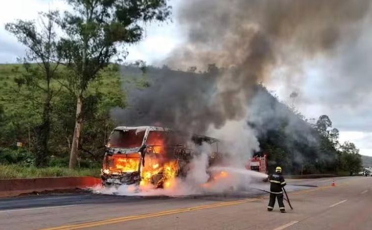 Ônibus de turismo que retornava de Cabo Frio pega fogo na BR-040; veja vídeo 