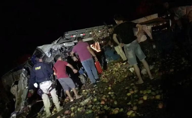 Acidente entre ônibus e caminhão deixa 25 mortos BR-324, no interior da Bahia