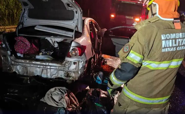 Acidente entre carro e caminhão deixa um morto e três feridos na BR-356, em Minas