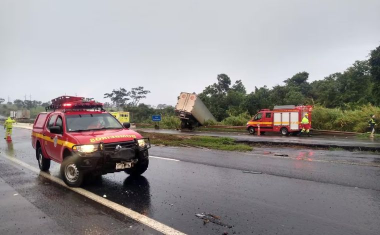 Duas pessoas morrem em acidente envolvendo carreta, moto e carro na rodovia MG-050 