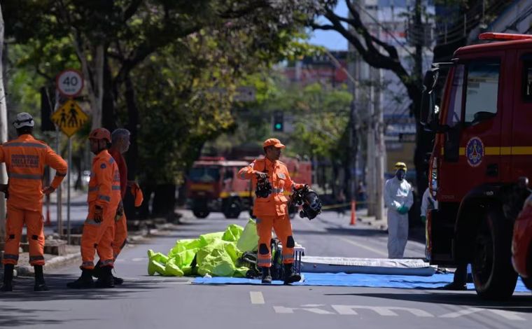 Funcionários de fábrica de gelo são socorridos após vazamento de amônia, em Belo Horizonte