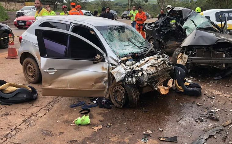 Uma pessoa morre e sete ficam feridas em grave acidente entre dois carros na BR-040