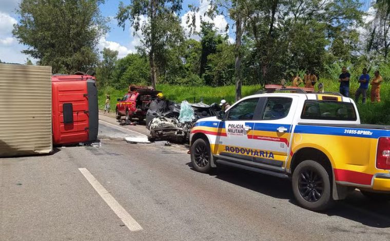 Motorista morre após acidente envolvendo três veículos na rodovia MG-050