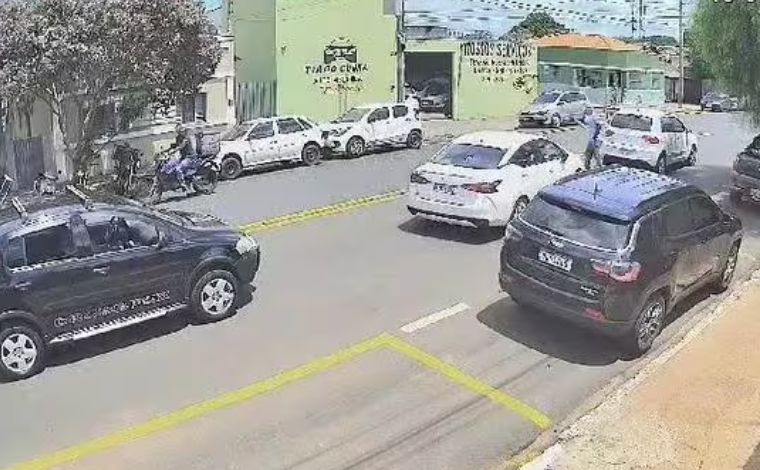 Vídeo: Motorista é prensado contra o próprio carro durante briga de trânsito no interior de Minas 