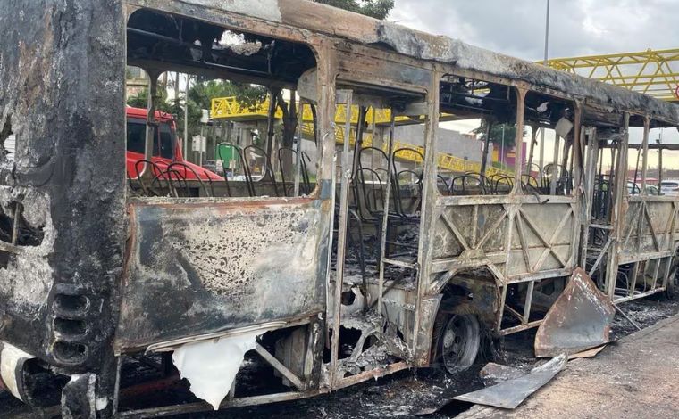 Ônibus de transporte público pega fogo na BR-040 em Belo Horizonte