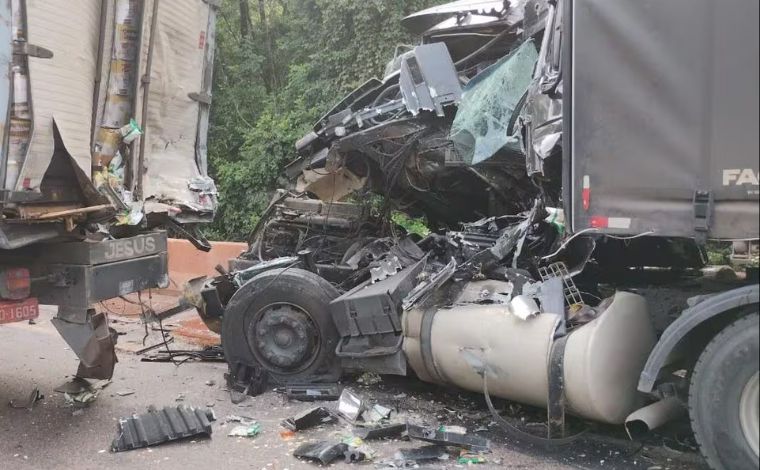 Batida entre carretas deixa uma pessoa em estado grave na BR-381, em MG