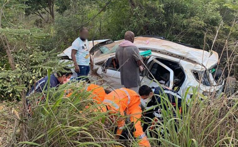 Bebê de 4 meses sobrevive após ser arremessado de carro em capotamento na BR-251, em MG